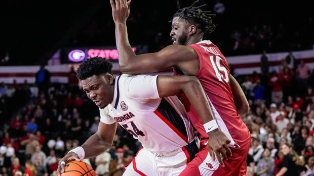 Razorbacks' Makhi Mitchell guarding against Georgia